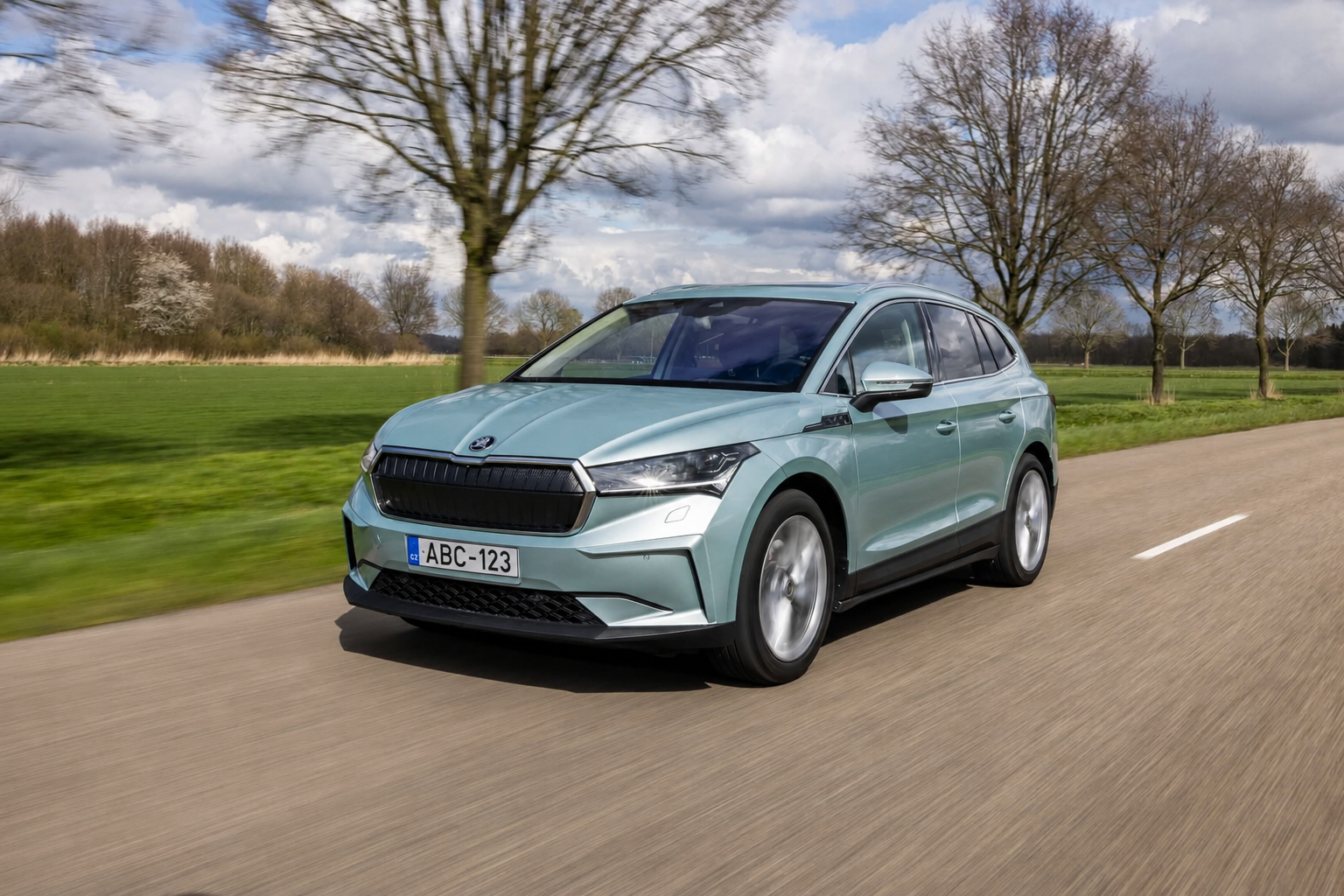 Valkoinen Skoda Enyaq